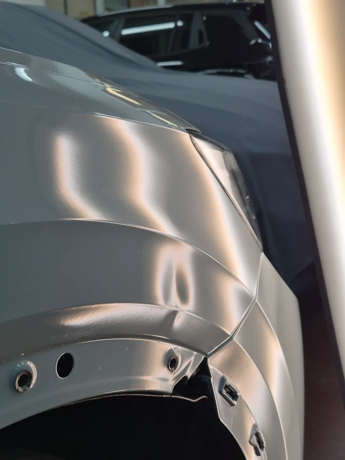 The lamp lines: bent by the dent, then straight again — Before